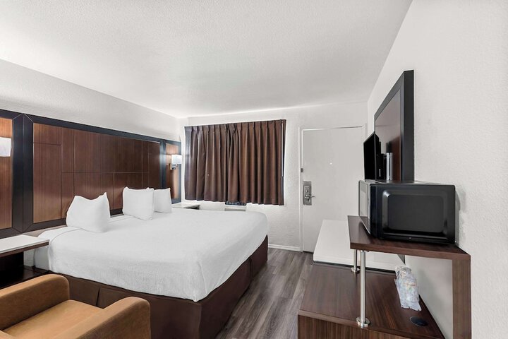 1 King Bed (3 of 12)