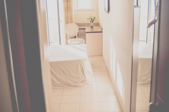 Room 13 of 42