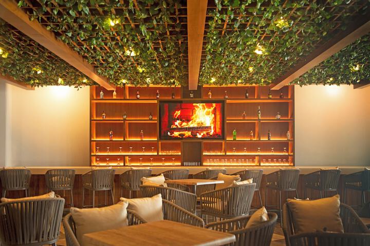 Lounge 116 of 165