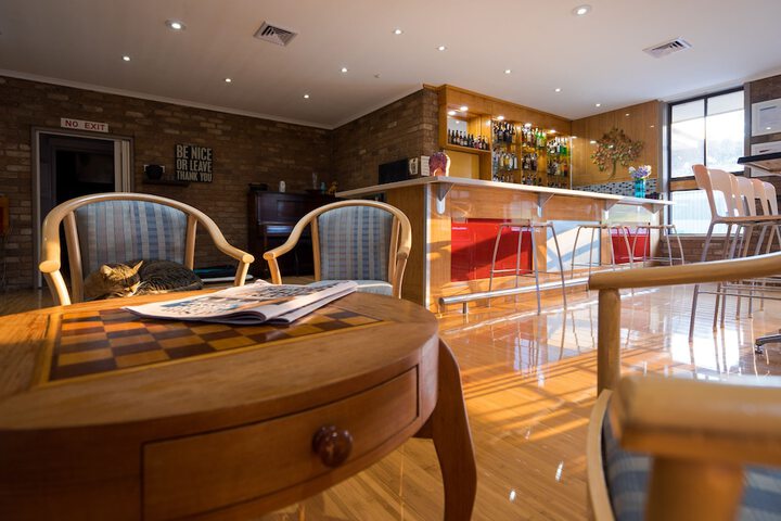 Lounge 53 of 63