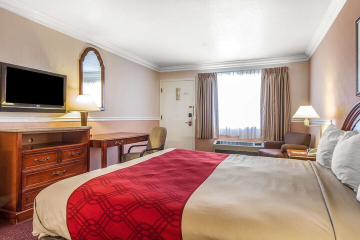 1 King Bed (2 of 8)