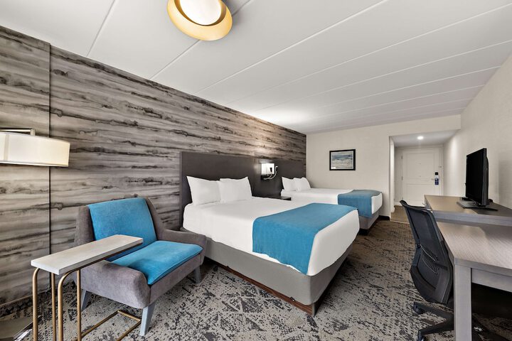 2 Queen Beds Balcony Microwave and Refrigerator Walk in Shower (4 of 24)