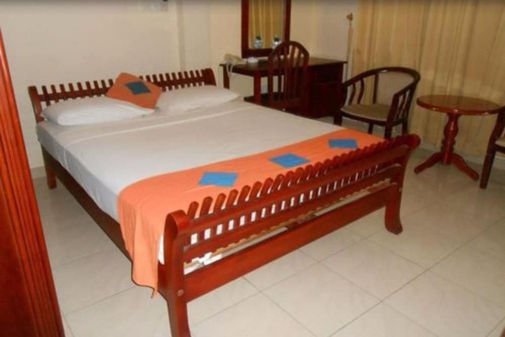 Room 7 of 9