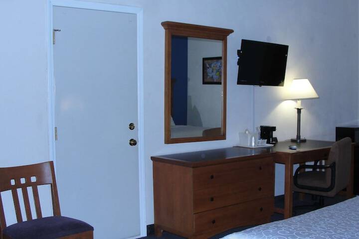 1 Queen Accessible Roll in Shower Desk Microwave, Refrigerator WiFi Continentalbreakfas (16 of 20)