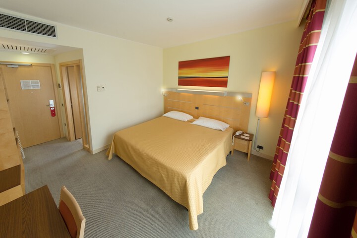 Room 9 of 27
