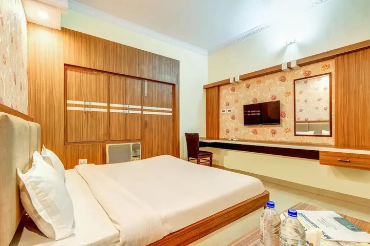 Room 4 of 12