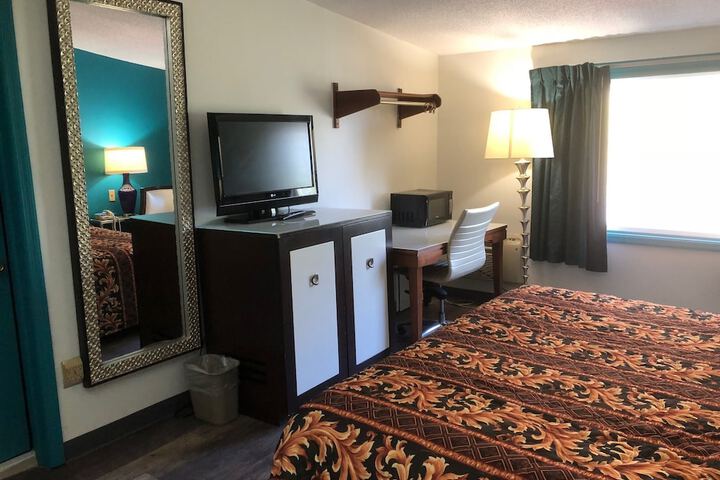 1 King Bed (6 of 9)