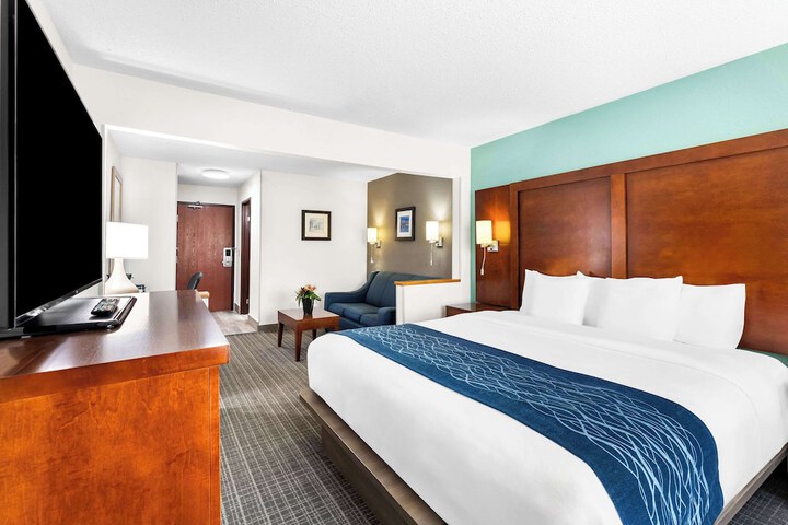1 King Bed Business Room Upgrade (1 of 13)