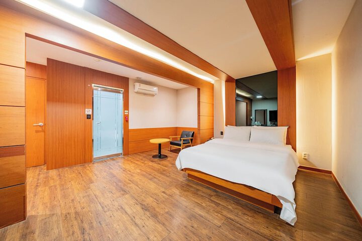Room 15 of 50
