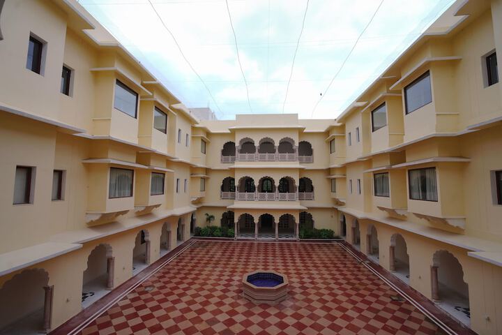 Hotel Exterior 32 of 80