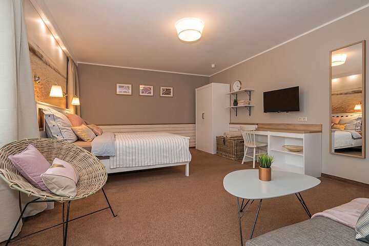 Room 3 of 98