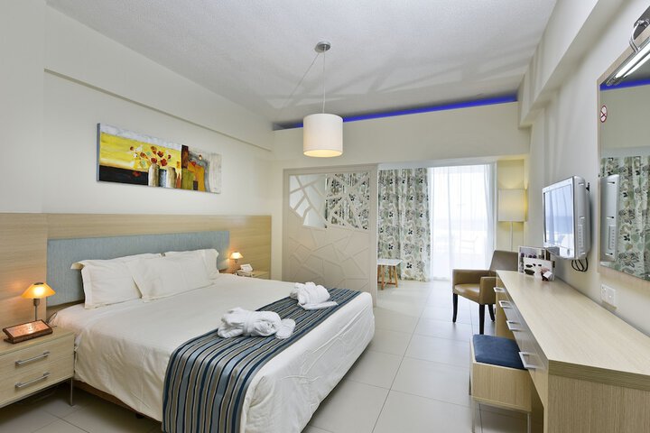 Room 7 of 77