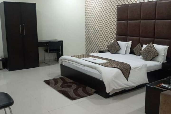 Room 13 of 24
