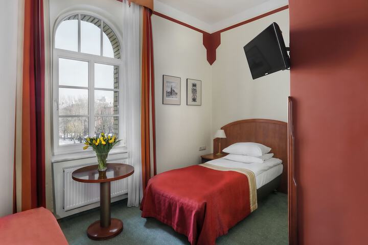 Room 4 of 42