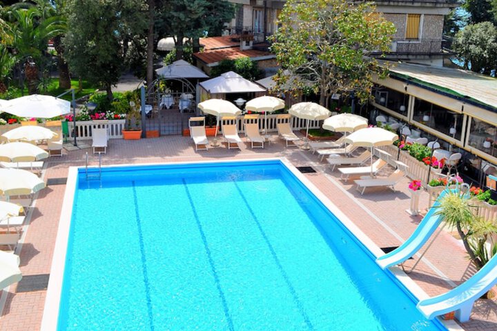 Hotel with Pool