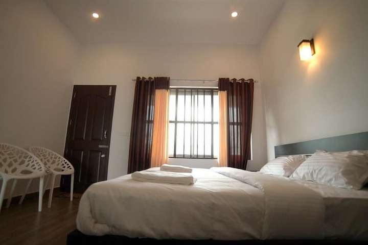 Room 4 of 16