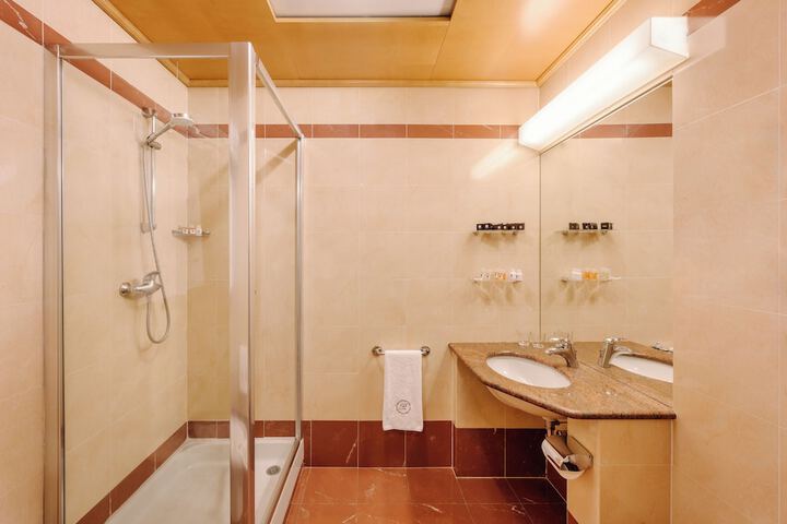 Room 43 of 62