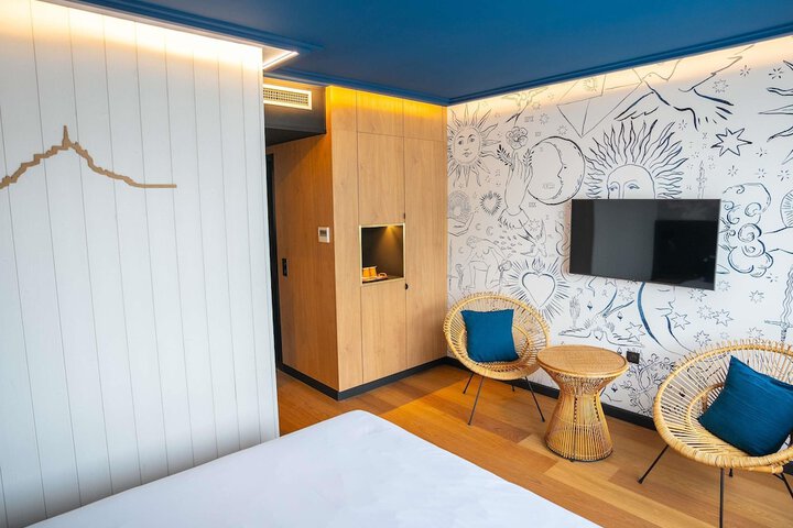 Room 16 of 77