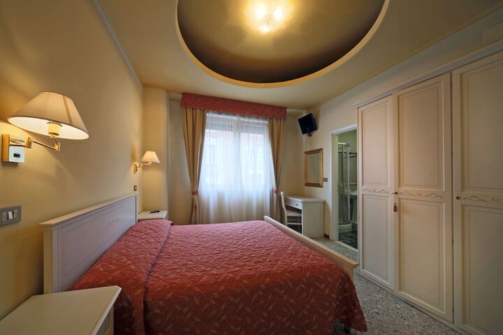 Room 12 of 25