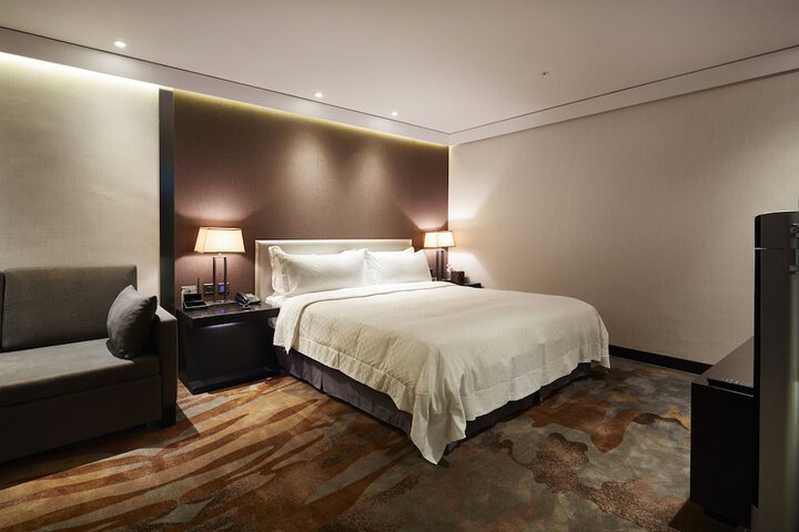 Room 16 of 80