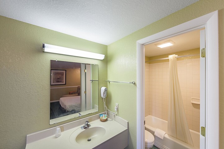 1 Queen Bed (10 of 18)