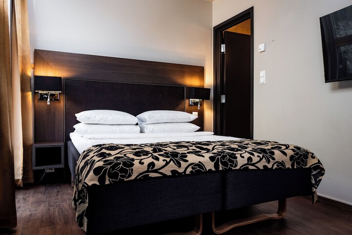 Room 7 of 27