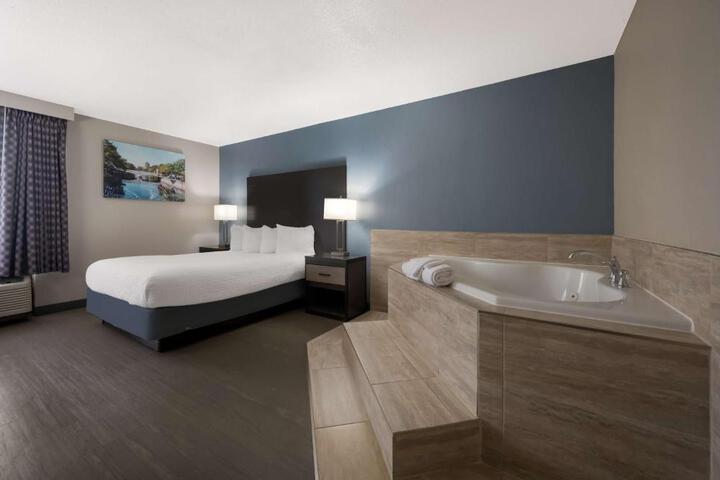 2 Queen Beds (12 of 16)