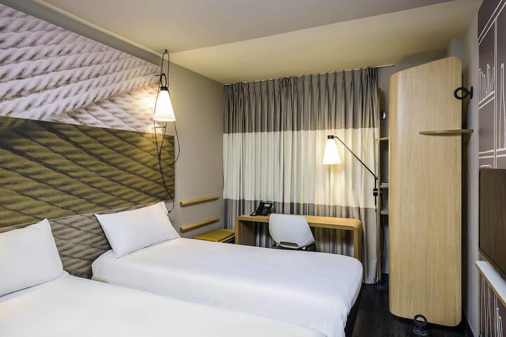 Room 10 of 30