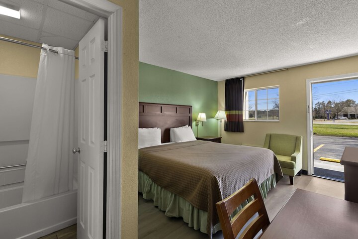 Accessible 1 King Bed - Free WiFi, Microwave, Minifridge Coffeemaker Cable TV Desk (4 of 11)