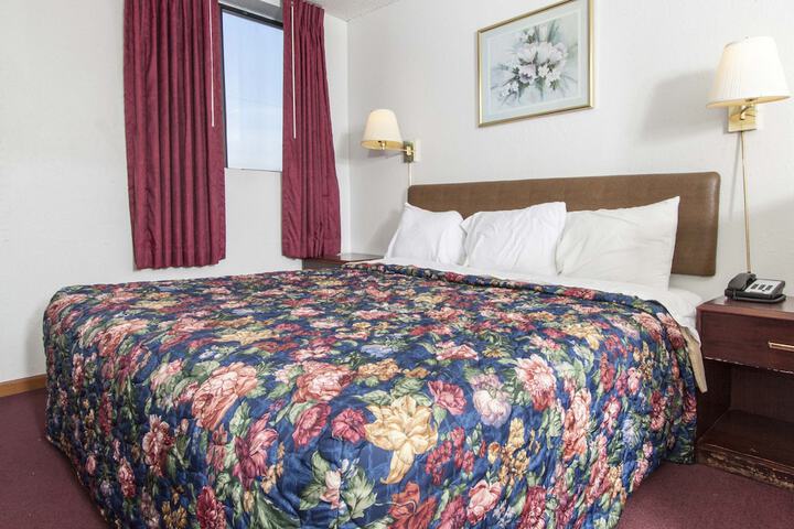 1 Queen Bed (7 of 7)