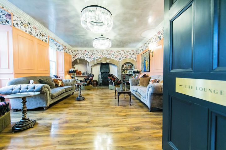 Lounge 205 of 240