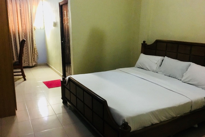 Room 4 of 13