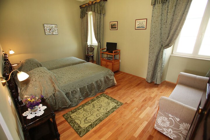 Room 5 of 33