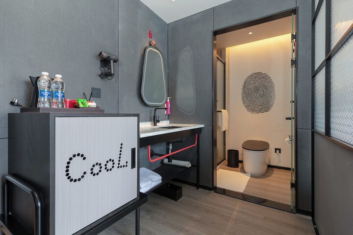 Room 70 of 96