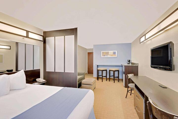 1 Queen Bed (5 of 17)