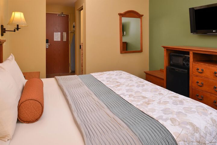 1 King Bed (6 of 14)