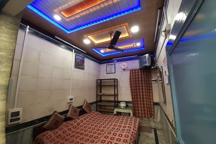 Room 8 of 12