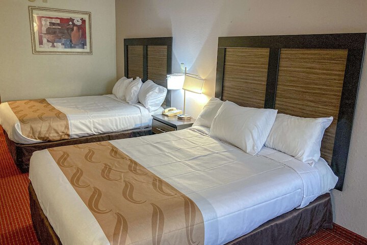 1 Queen Bed Micfridge (1 of 15)