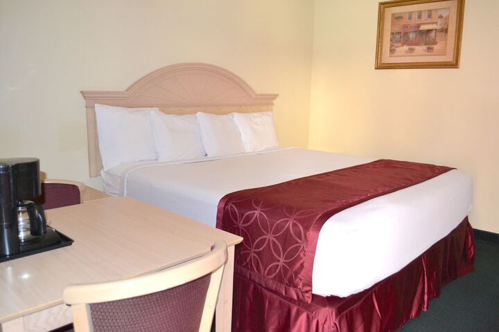 1 King Bed (4 of 8)