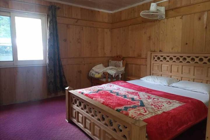 Room 9 of 28