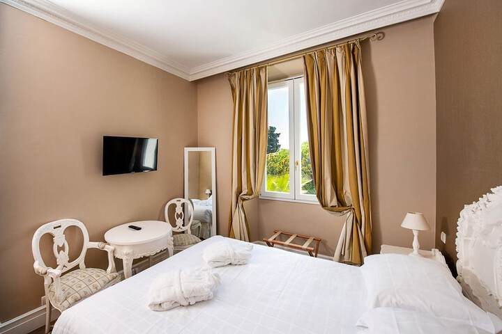 Room 9 of 34