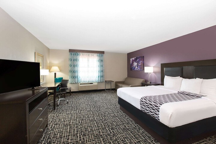 1 King Bed Deluxe Executive Room (12 of 14)