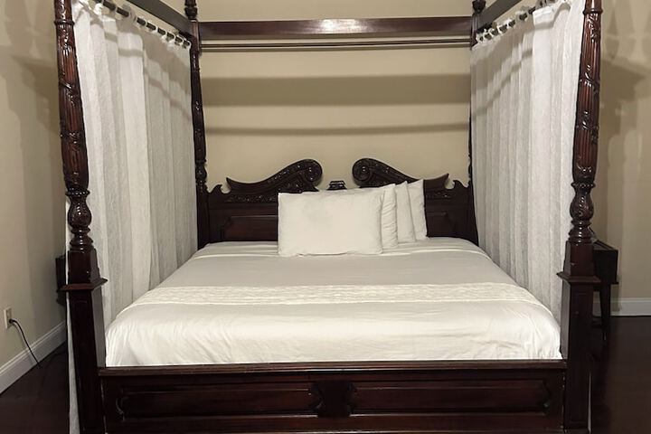 Classic King Bed (10 of 11)