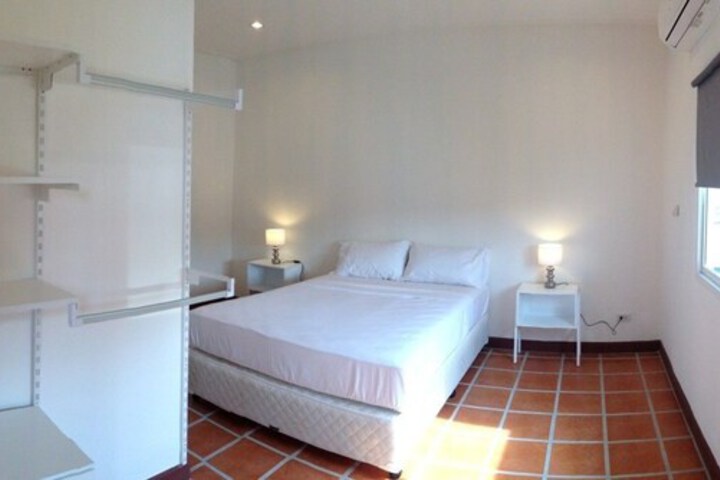 Room 5 of 76