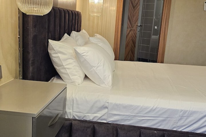 Room 6 of 73