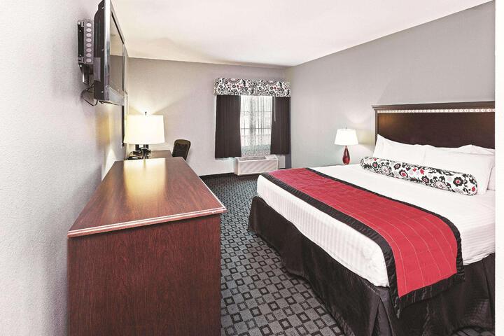 1 King Bed Deluxe Room (5 of 9)