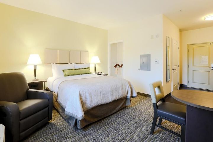 1 Queen Bed Studio Suite (3 of 11)
