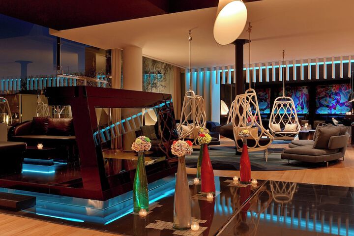 Lounge 176 of 246