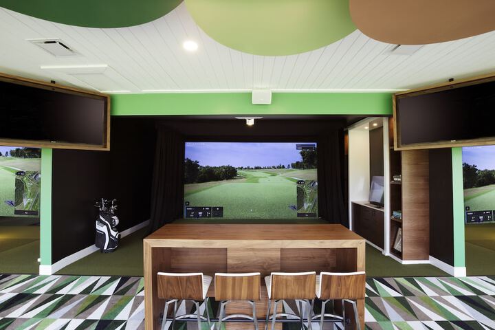 Indoor golf driving range
