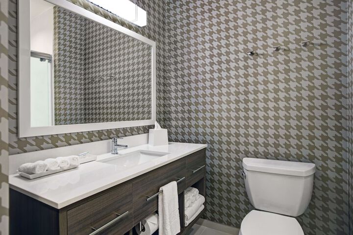 2 Queen Accessible Bathtub Studio (2 of 12)